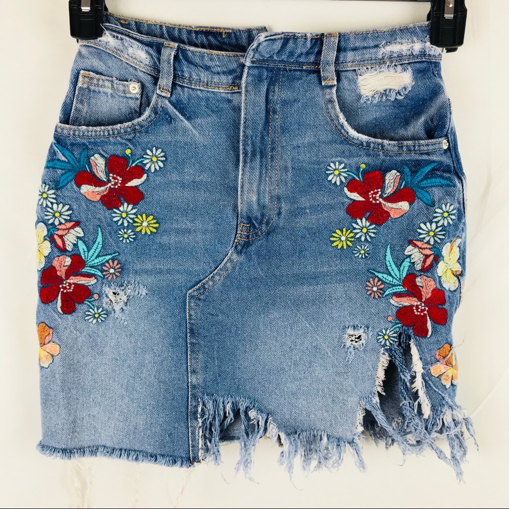 💵 Zara Distressed Denim Mini Skirt.